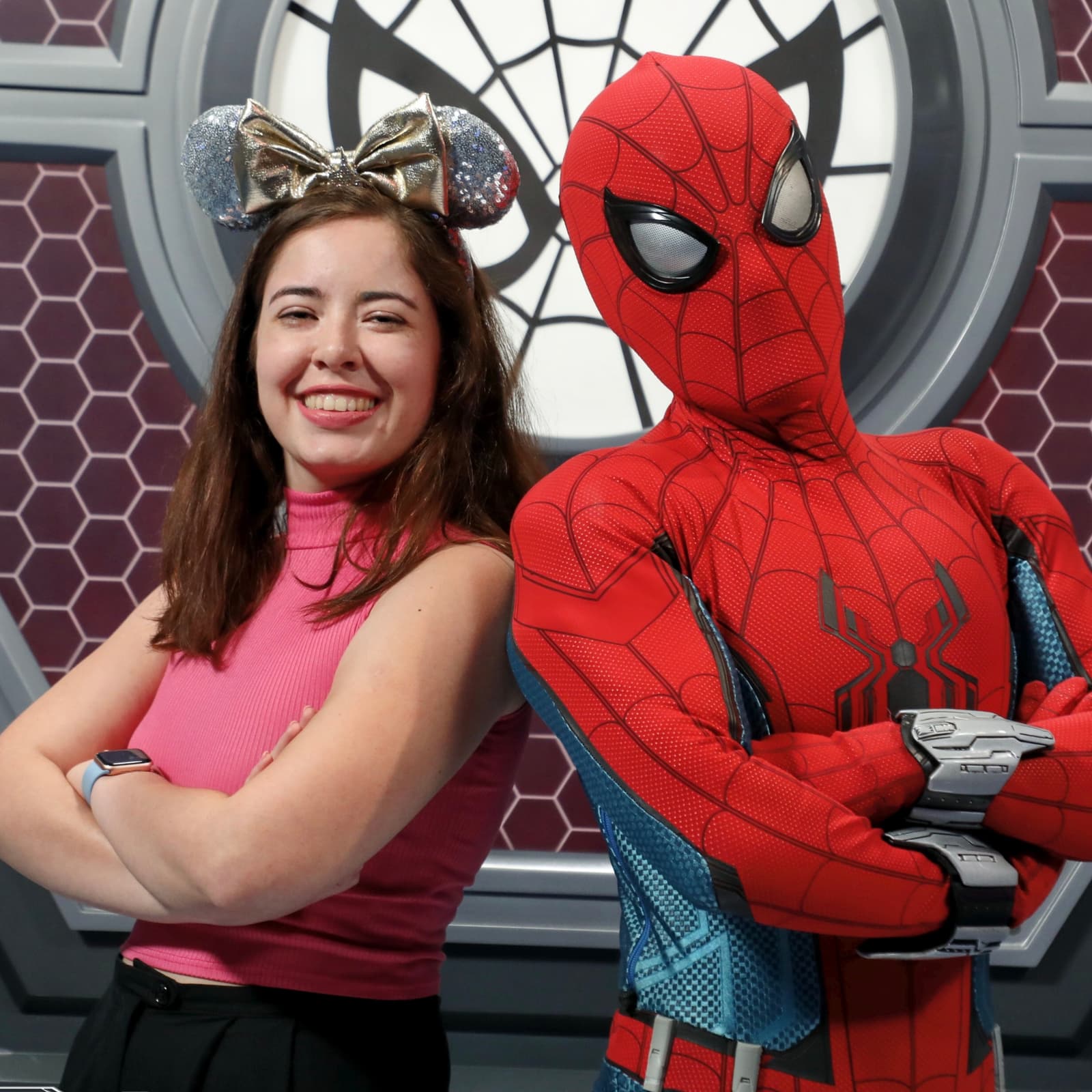 Valeria con orejas de Mickey junto a Spider-Man en un parque temático