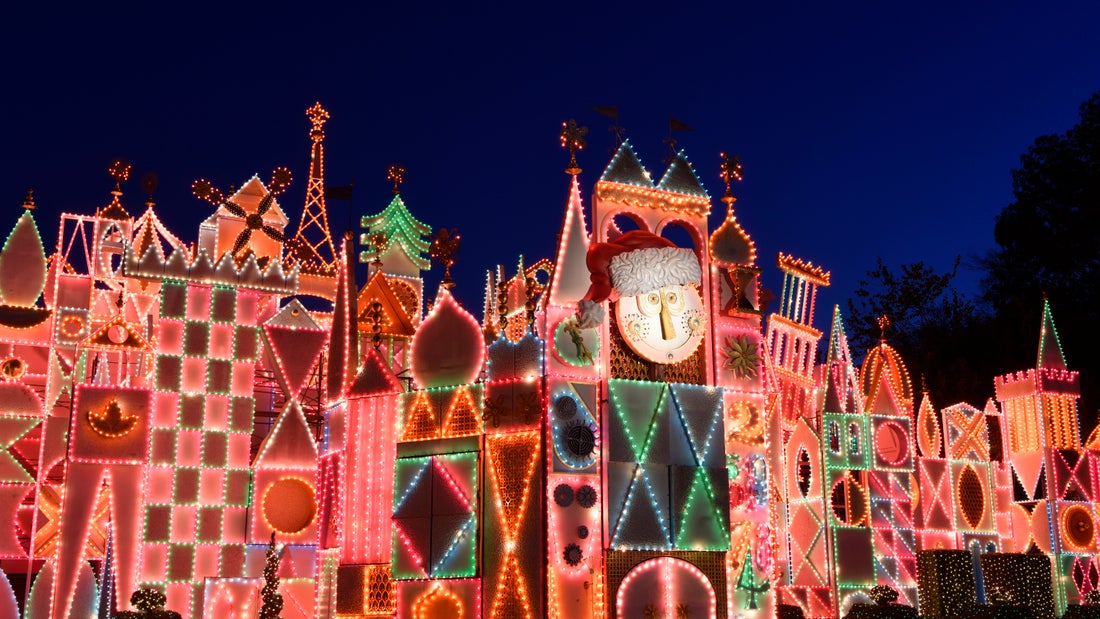 Fachada iluminada de it's a small world Holiday en Disneyland Park