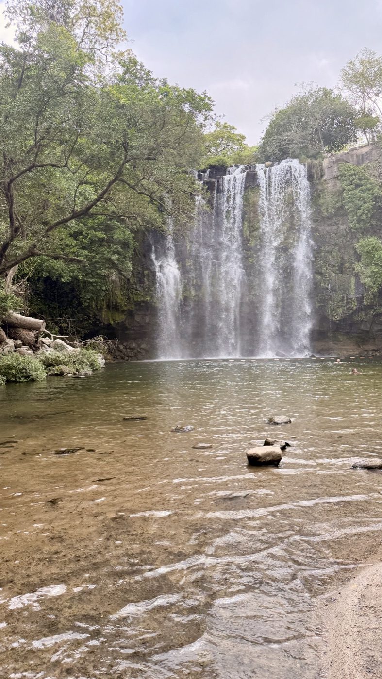 Catarata Llanos del Cortés con poza y agua cristalina